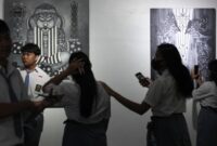 1763380584703-pelajar-antusias-kunjungi-pameran-wayang-di-pekan-wayang-jatim-2025-1763362890477_169