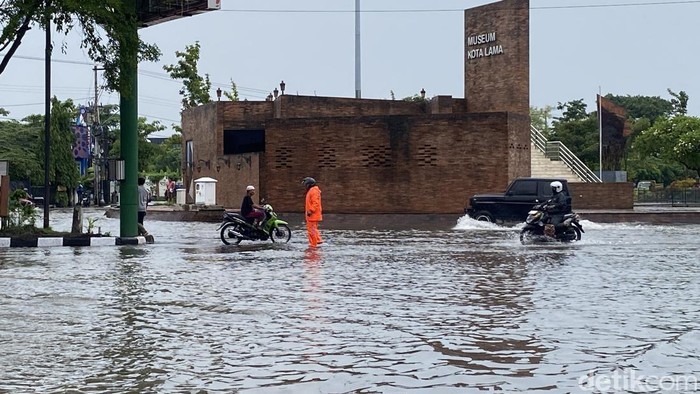 1763380737536-banjir-di-kawasan-museum-kota-lama-kecamatan-semarang-tengah-kota-semarang-selasa-28102025-1761624587612_169