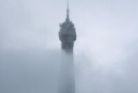 1763401550402-paris-berkabut-menara-eiffel-tampil-dengan-pesona-berbeda-1763351069118_169