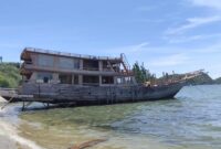 1763401562639-salah-satu-kapal-wisata-yang-melakukan-aktivitas-docking-secara-ilegal-di-perairan-pantai-binongko-labuan-bajo-manggarai-barat-1763383025421_169