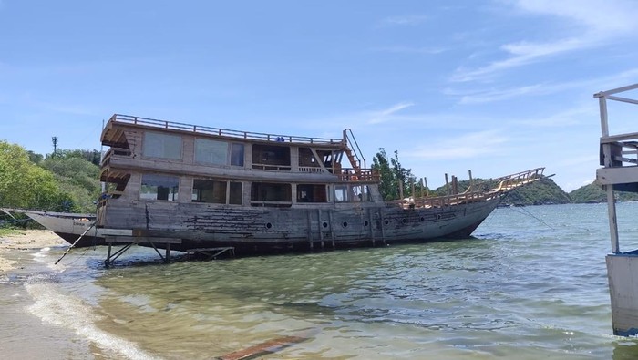 1763401562639-salah-satu-kapal-wisata-yang-melakukan-aktivitas-docking-secara-ilegal-di-perairan-pantai-binongko-labuan-bajo-manggarai-barat-1763383025421_169