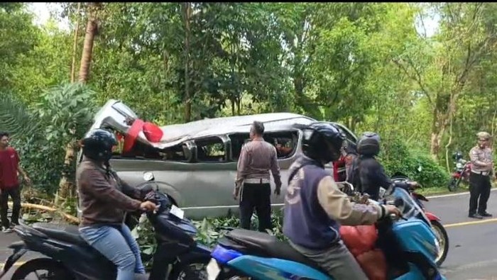 1763401620625-mobil-toyota-hiace-pengangkut-turis-yang-mengalami-lakalantas-maut-di-jalan-singaraja-denpasar-desa-padangbulia-kecamatan-suka-1763122429582_169