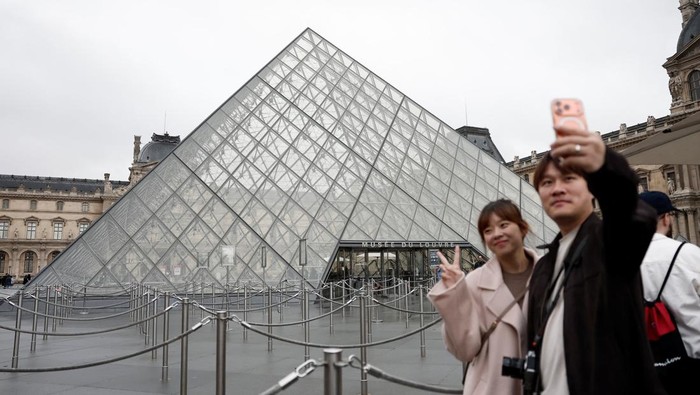 1763528864415-museum-louvre-ditutup-sementara-usai-pencurian-permata-gegerkan-paris-1760954746176_169