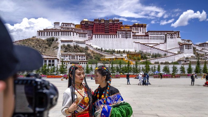 1763550475300-wisata-tibet-diserbu-turis-china-4_169