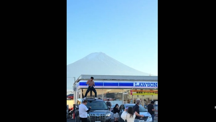 1763550548651-youtuber-thailand-menari-nari-di-atap-mobil-berlatar-gunung-fuji-1763530751300_169