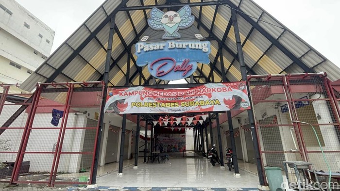 1763572126191-umkm-di-kawasan-eks-lokalisasi-dolly-kini-redup-1763529571946_169