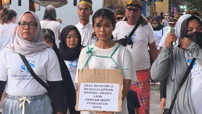 1763615372677-pencuri-sepeda-listrik-berinisial-mnd-diarak-warga-di-jalan-wisata-gili-trawangan-senin-17112025-dok-hasanuddin-1763562918259_169