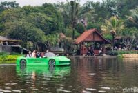 1763636819644-wisatawan-menjajal-perahu-lamborghini-di-floating-market-lembang-1763287090233_169