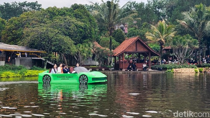 1763636819644-wisatawan-menjajal-perahu-lamborghini-di-floating-market-lembang-1763287090233_169