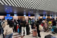 1763636830387-calon-penumpang-di-bandara-juanda-1744429466846_169