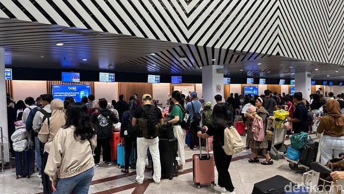 1763636830387-calon-penumpang-di-bandara-juanda-1744429466846_169