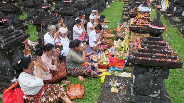 1763701638643-79-tahun-puputan-margarana-keluarga-pahlawan-ziarah-dan-hiasi-tugu-1763618785059_169