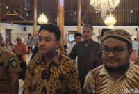 1763723322353-dua-putra-mendiang-paku-buwono-xiii-salat-jumat-di-masjid-agung-solo-jumat-21112025-1763705430700_169