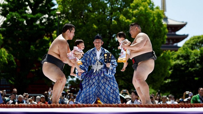 1763874476111-ritual-unik-bayi-sumo-menangis-di-jepang-6_169