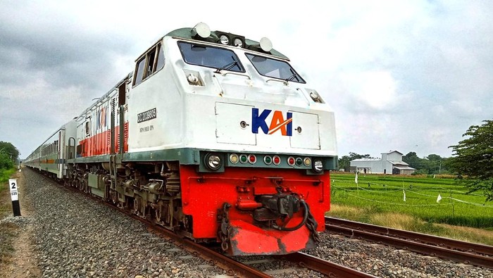 1763896202722-dpr-ajukan-gerbong-merokok-kai-tegaskan-kereta-tetap-bebas-asap-1755830411122_169