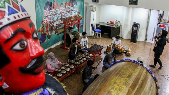 1764004050401-pelatihan-musik-tradisional-gambang-kromong-hidupkan-kembali-kesenian-betawi-di-jakarta-1763978447405_169