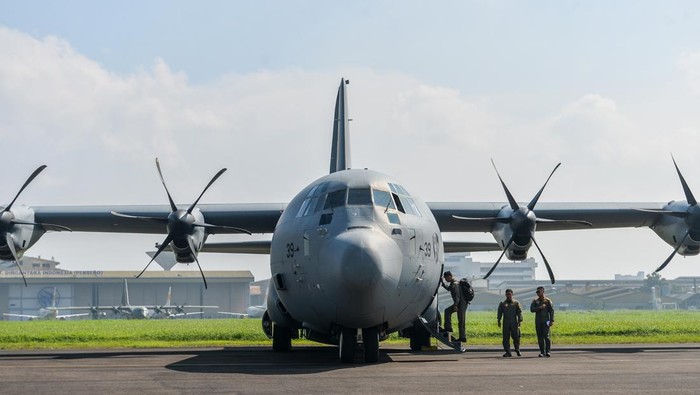 1764306500643-pesawat-hercules-tni-au-latihan-di-bandung-jelang-hut-ke-80-tni-1759300168977_169