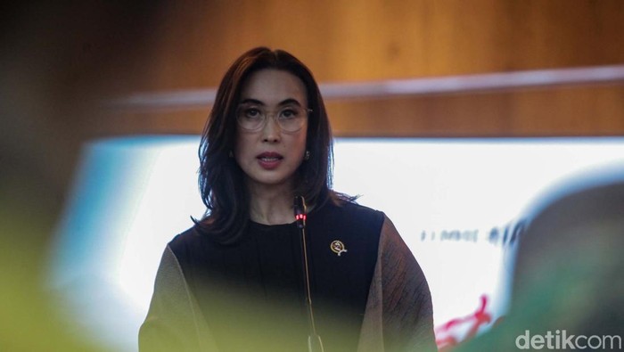 1764306501363-gaya-menpar-widi-wardhana-jumpa-pers-kejuaraan-jetski-1_169