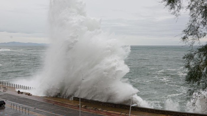 1764328133488-ombak-raksasa-di-pantai-spanyol-jadi-daya-tarik-wisatawan-5_169