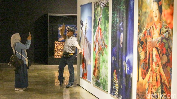 1764436058150-pengunjung-antusias-ikuti-workshop-samurai-di-pameran-wastra-indonesiajepang-1764402456886_169