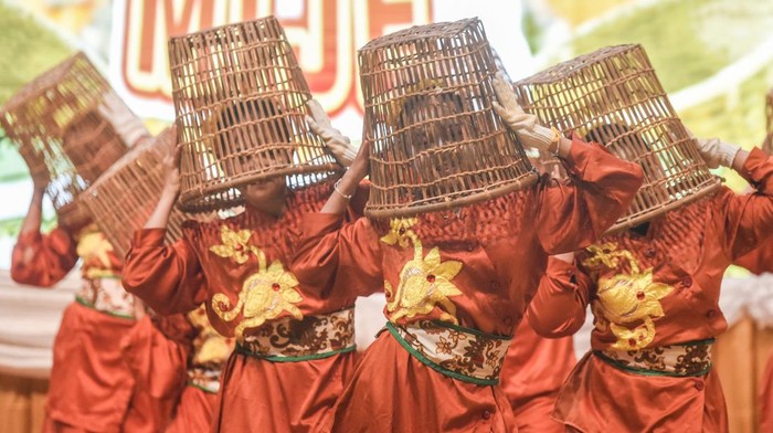 1764500795028-pelestarian-seni-tari-kutai-bersinar-di-begenjoh-30-samarinda-1764467677299_169