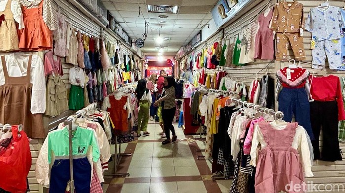 1764587349073-potret-suasana-pasar-tanah-abang-jelang-lebaran-1743227221204_169