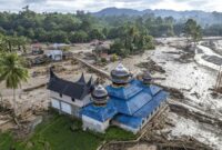 1764587353563-palembayan-berduka-69-korban-banjir-bandang-belum-ditemukan-1764473739539_169