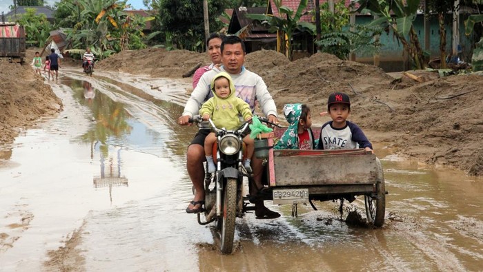 1764587360343-bingkai-sepekan-pilu-aceh-sumut-sumbar-dikepung-banjir-dan-longsor-1764341732657_169