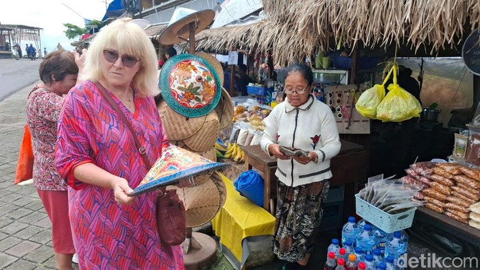 1764695385161-mbah-anik-atau-ni-wayan-suarni-saat-melayani-tamu-asing-di-depan-lapaknya-di-dtw-jatiluwih-kecamatan-penebel-tabanan-dengan-ma-1764651020426_169