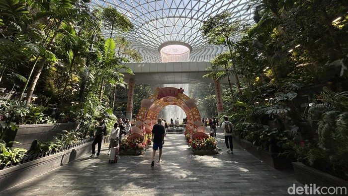 1764738482340-intip-megah-dan-menakjubkannya-bandara-changi_169