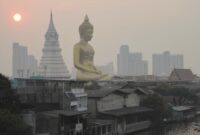1764738489127-patung-buddha-raksasa-di-bangkok-tertutup-polusi-udara-1_169