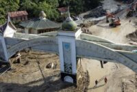 1764738498488-pembersihan-jembatan-kembar-silaiang-dari-material-longsor-1764400977739_169