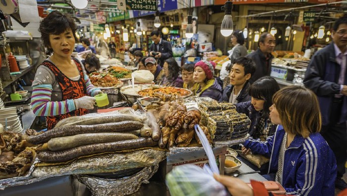 1764824963375-kuliner-di-pasar-gwangjang-korea-1_169