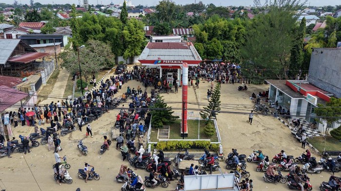 1764932935964-antrean-panjang-kendaraan-di-spbu-terdampak-banjir-bandang-aceh-sumatera-1764736617278_169