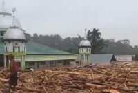 1765083994625-masjid-yang-tersisa-di-desa-sekumur-kecamatan-sekarak-aceh-tamiang-foto-screenshot-video-1765027762460_169