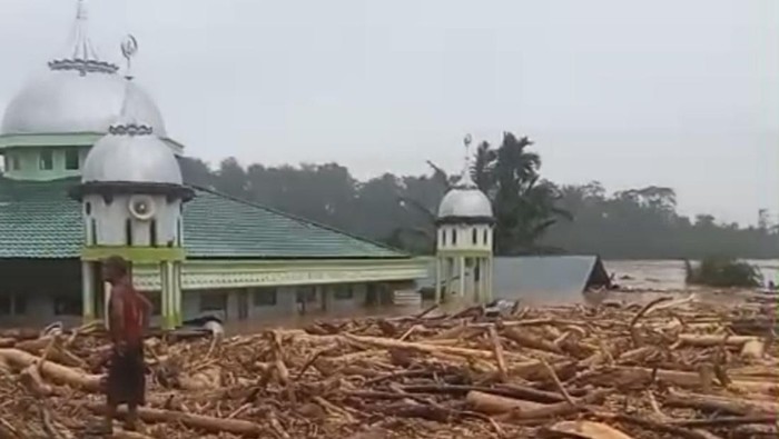 1765083994625-masjid-yang-tersisa-di-desa-sekumur-kecamatan-sekarak-aceh-tamiang-foto-screenshot-video-1765027762460_169