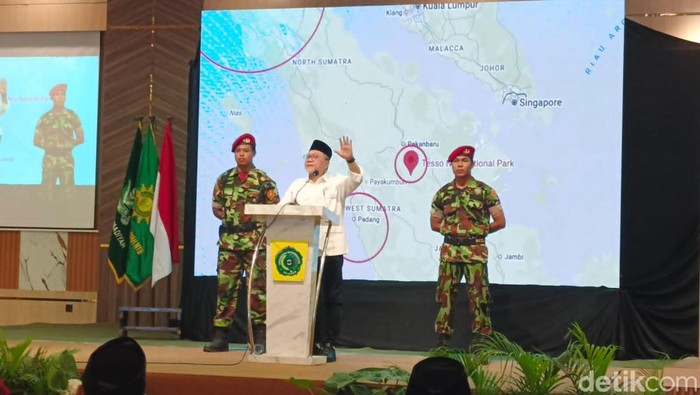 1765105689010-menteri-koordinator-bidang-pangan-indonesia-sekaligus-ketua-umum-pan-zulkifli-hasan-atau-zulhas-di-mataram-ntb-sabtu-6122025-f-1765007975290_169