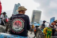 1765105693792-sentuhan-nostalgia-ontel-ramaikan-suasana-cfd-jakarta-1765088130126_169