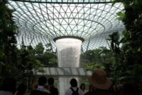 1765127305452-terpesona-air-terjun-di-bandara-jewel-changi-singapura-1_169