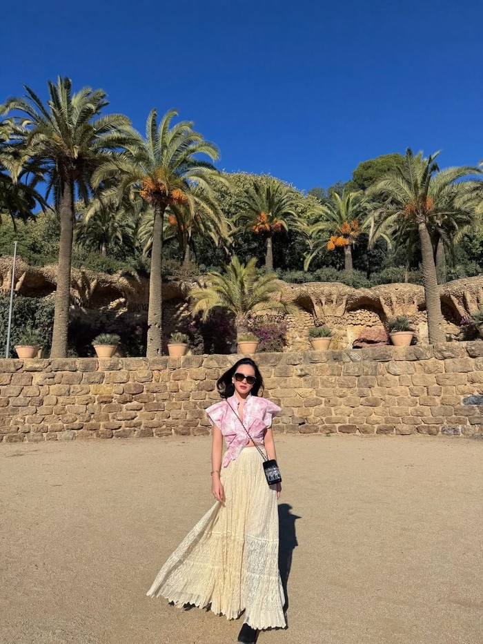 1765127307050-potret-shandy-aulia-liburan-di-barcelona-spanyol-1765093681034