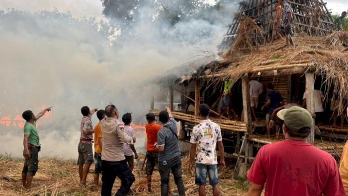 1765170474804-petugas-gabungan-berupaya-memadamkan-api-yang-membakar-28-rumah-adat-di-kampung-waru-wora-desa-patiala-bawa-kecamatan-lamboya--1765001162519_169