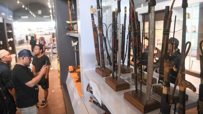 1765170475529-pameran-bilah-nusantara-angkat-mandau-menuju-pengakuan-unesco-1765090674201_169