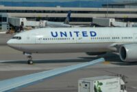 1765235090774-ilustrasi-united-airlines-boeing-777-300-oer_169