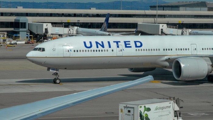 1765235090774-ilustrasi-united-airlines-boeing-777-300-oer_169