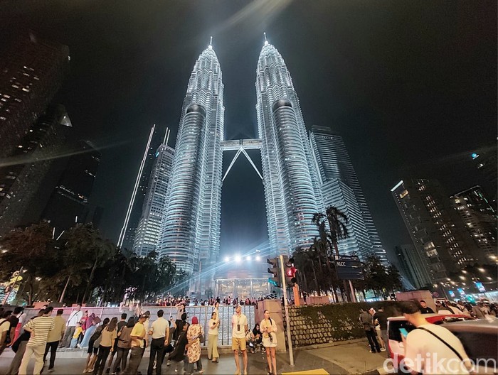 1765256960995-menara-kembar-petronas-kuala-lumpur-1765178643848