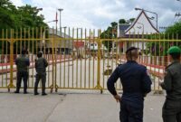 1765278484211-polisi-perbatasan-kamboja-berjaga-di-dekat-gerbang-perlintasan-perbatasan-dengan-thailand-yang-ditutup-saat-sengketa-perbatasa-1753325791457_169