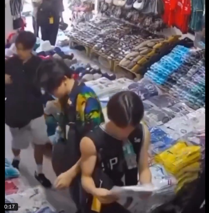 1765321498761-turis-jepang-mencuri-di-bali-1765302880232