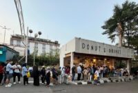 1765364865841-warga-bekasi-antre-3-jam-untuk-beli-donat-viral-di-blok-m-1_169