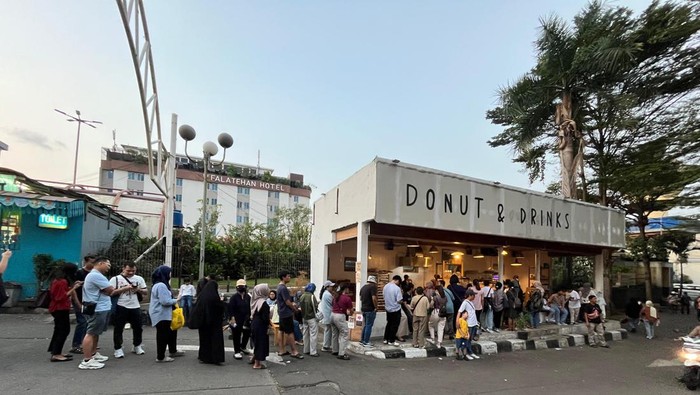 1765364865841-warga-bekasi-antre-3-jam-untuk-beli-donat-viral-di-blok-m-1_169