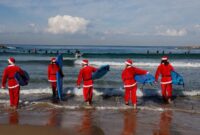 1765386394801-aksi-peselancar-berkostum-sinterklas-hiasi-laut-mediterania-1765347897403_169